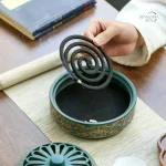 Brûleur d'encens en céramique avec motifs traditionnels