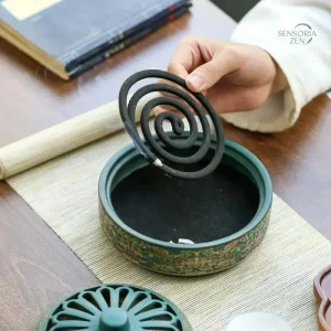 Brûleur d'encens en céramique avec motifs traditionnels