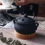 Brûleur d'encens élégant en céramique noire pour ambiance apaisante