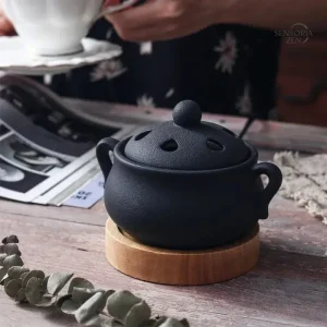 Brûleur d'encens élégant en céramique noire pour ambiance apaisante