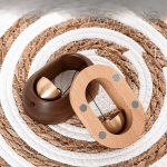 Sonnette en laiton et bois, élément décoratif minimaliste