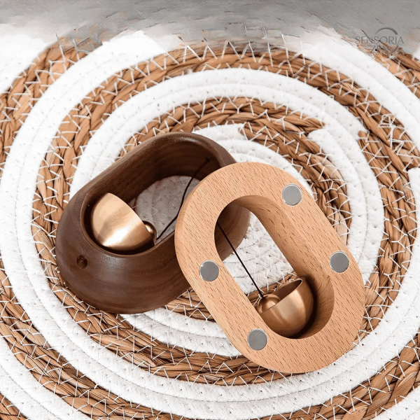 Sonnette en laiton et bois, élément décoratif minimaliste