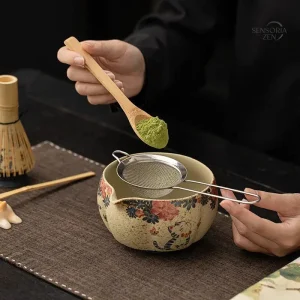 Bol en céramique fleuri pour la préparation du matcha