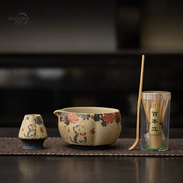Bol fleuri pour une expérience de thé matcha authentique