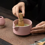Bol rose pour préparation de thé matcha traditionnel