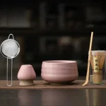 Accessoires de thé : bol rose et fouet en bambou