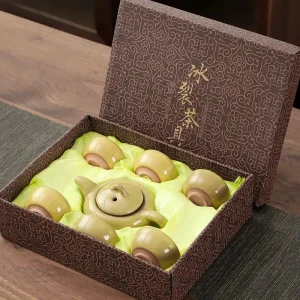 Théière traditionnelle et tasses en céramique craquelée