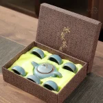 Théière et tasses, un ensemble harmonieux et stylé