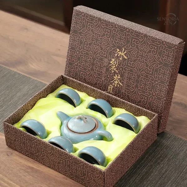 Théière et tasses, un ensemble harmonieux et stylé