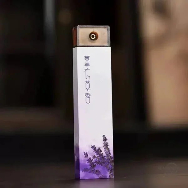 Bâtons d'encens au santal dans un étui