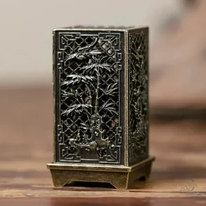Brûleur d'Encens Ajouré, design vertical et élégant