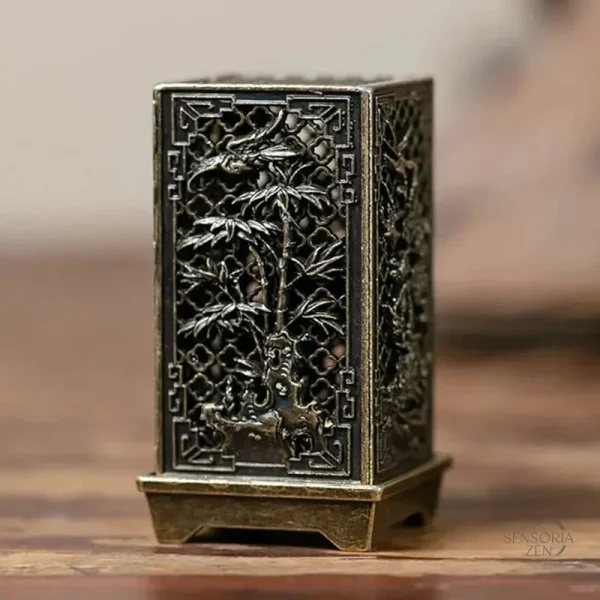 Brûleur d'Encens Ajouré, design vertical et élégant
