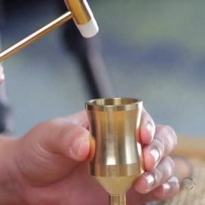 Entonnoir en laiton avec calligraphie élégante