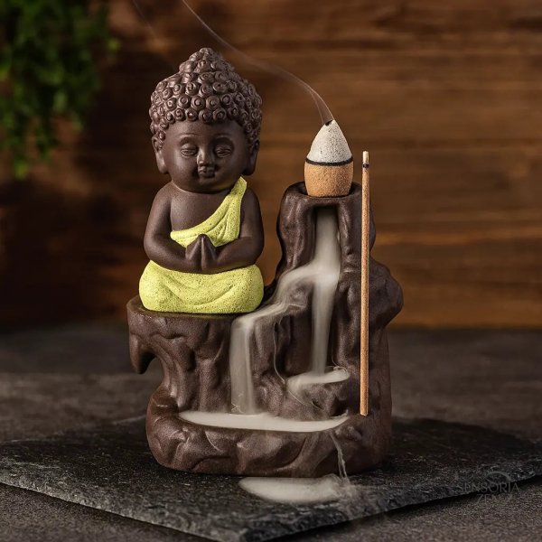 Cascade d'encens apaisante avec figure de moine bouddhiste