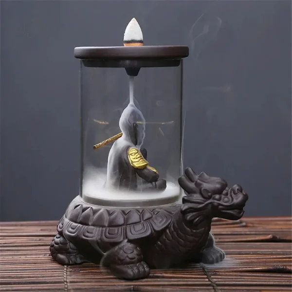 Relief de tortue et dragon dans une fontaine d'encens