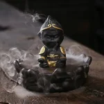 Cascade d'encens avec lotus et représentation de singe roi