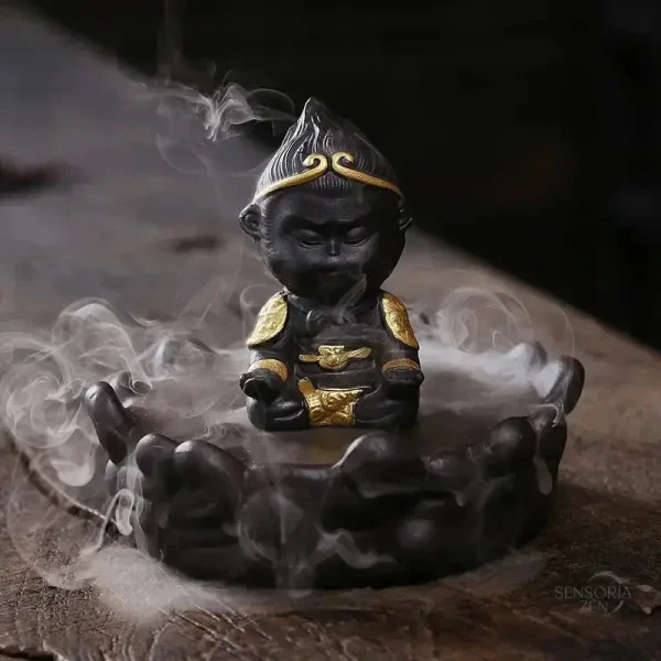 Cascade d'encens avec lotus et représentation de singe roi