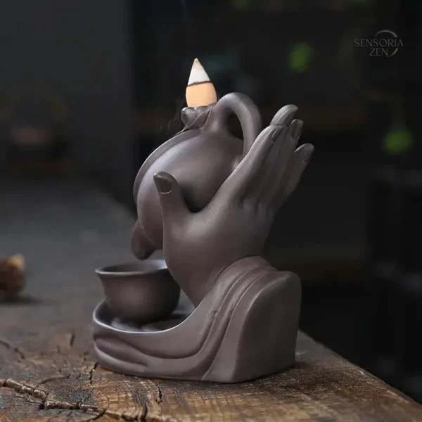 Cascade d'encens inspirée par la symbolique bouddhiste