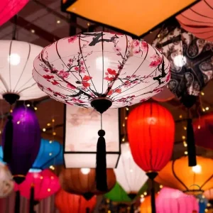 Jolie lanterne en soie pour fête asiatique