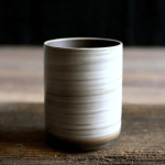 Mug élégant en grès, finition émaillée artisanale