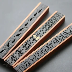 Support encens en bois avec design élégant gravé