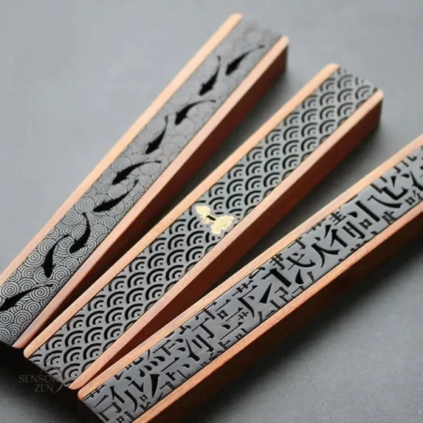 Support encens en bois avec design élégant gravé