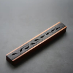 Support encens en bois sculpté, ambiance apaisante