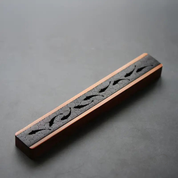 Support encens en bois sculpté, ambiance apaisante