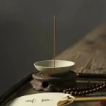 Support encens artisanal en céramique, esthétique minimaliste