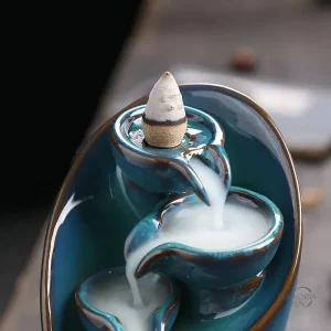 Décoration de bien-être avec cascade d'encens en bleu et gris