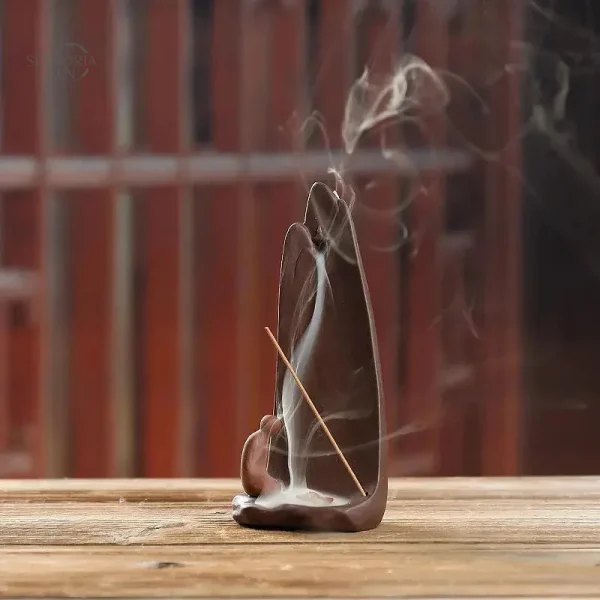 Décoration zen avec porte-encens à effet reflux montagneux