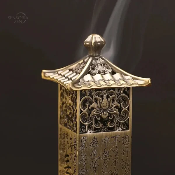 Porte-encens en forme de pagode pour ambiance apaisante