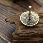 Presse-cendre artisanal avec gravure lotus