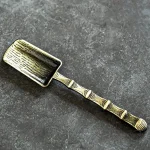Accessoires de thé raffinés avec motifs culturels