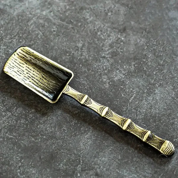 Accessoires de thé raffinés avec motifs culturels