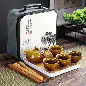 Théière et tasses céramiques pour amateurs de thé