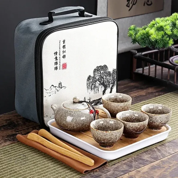 Théière et tasses idéales pour la dégustation nomade