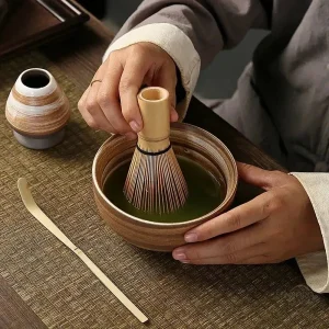 Bol et fouet pour préparer du matcha japonais