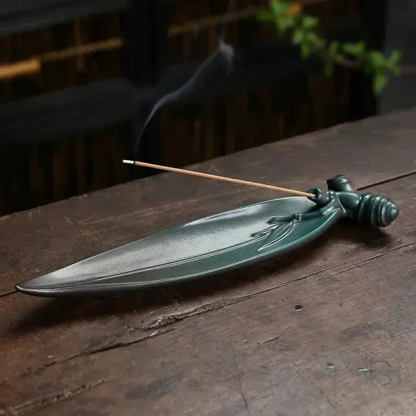 Porte-encens artisanal en céramique pour ambiance zen