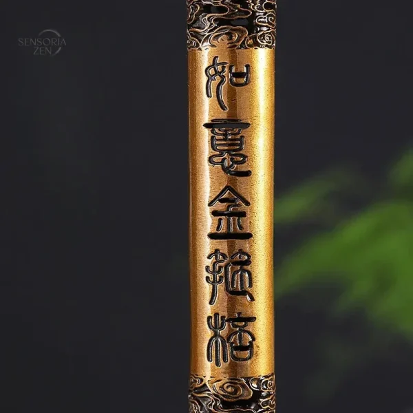 Porte-encens doré pour bâtons avec motifs gravés