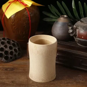 Thé authentique dans une tasse en bambou japonais