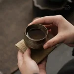 Design minimaliste et artisanal pour dégustation de thé