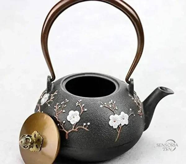 Théière en fonte, élégance asiatique pour le service du thé