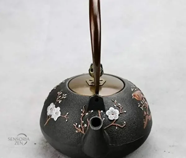 Théière traditionnelle en fonte, parfaite pour infuser le thé