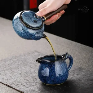 Théière en céramique avec anse latérale artisanale