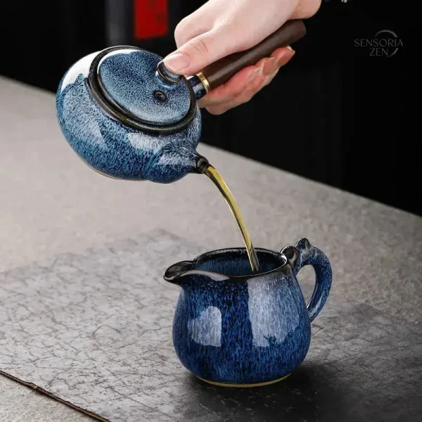 Théière en céramique avec anse latérale artisanale