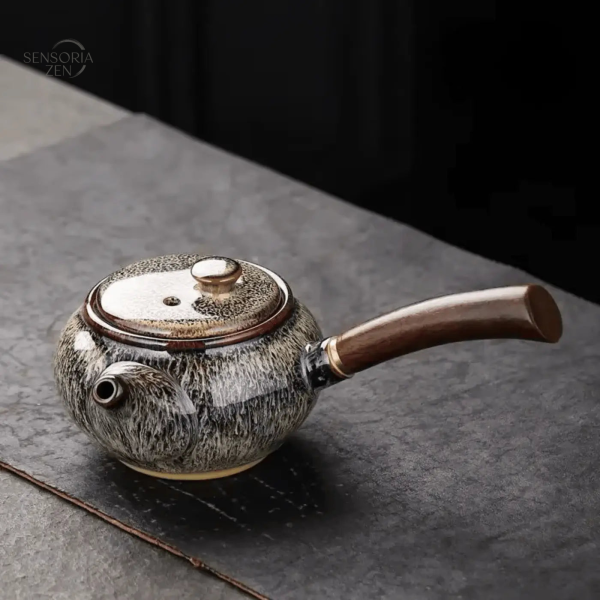 Accessoire de thé céramique avec anse latérale artisanale